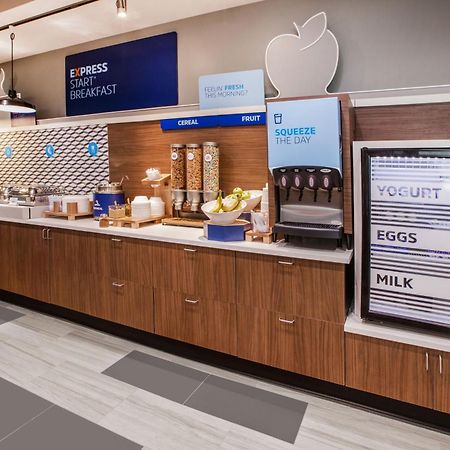 Holiday Inn Express & Suites - Toronto Airport South By Ihg エクステリア 写真