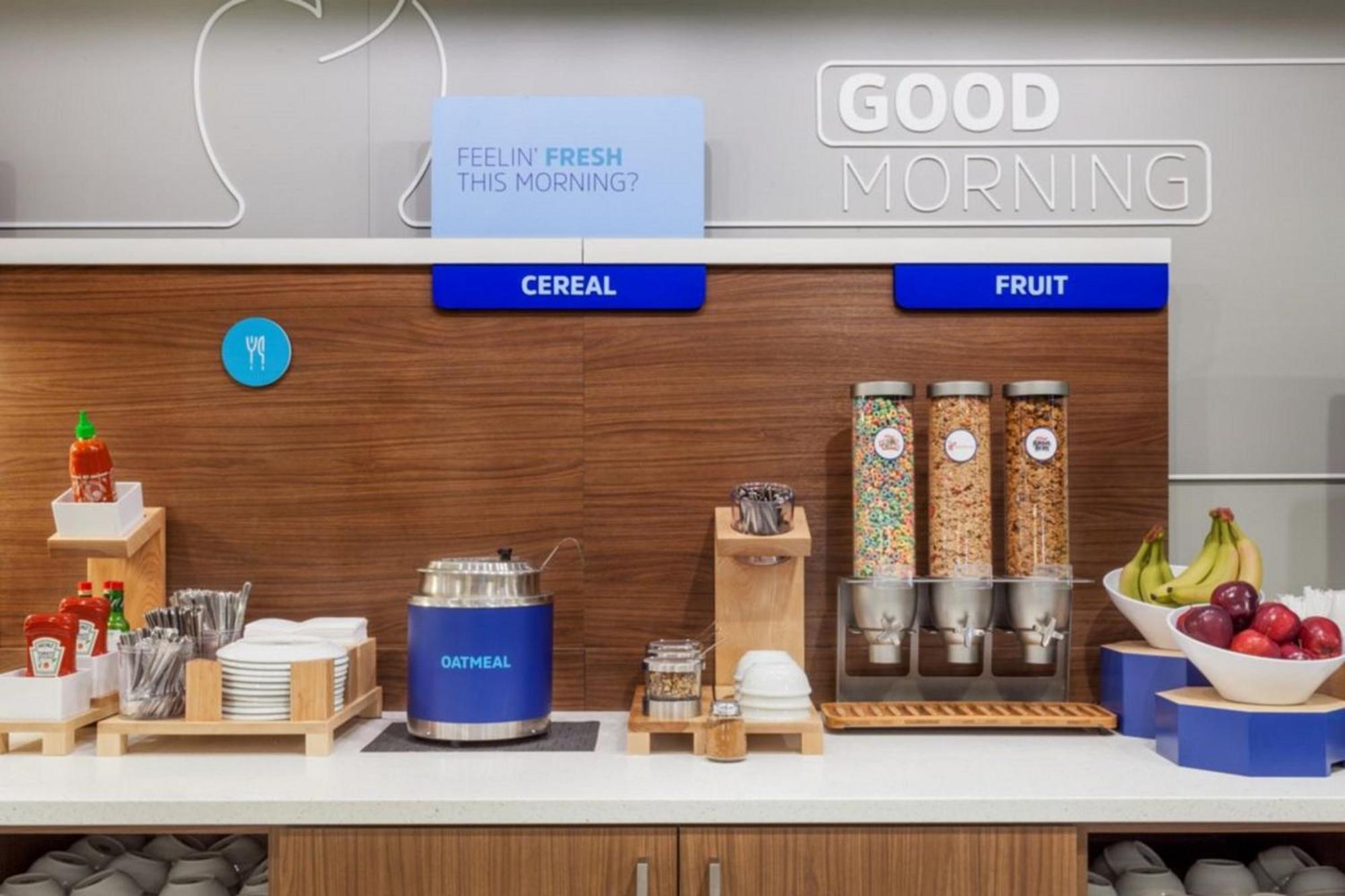 Holiday Inn Express & Suites - Toronto Airport South By Ihg エクステリア 写真