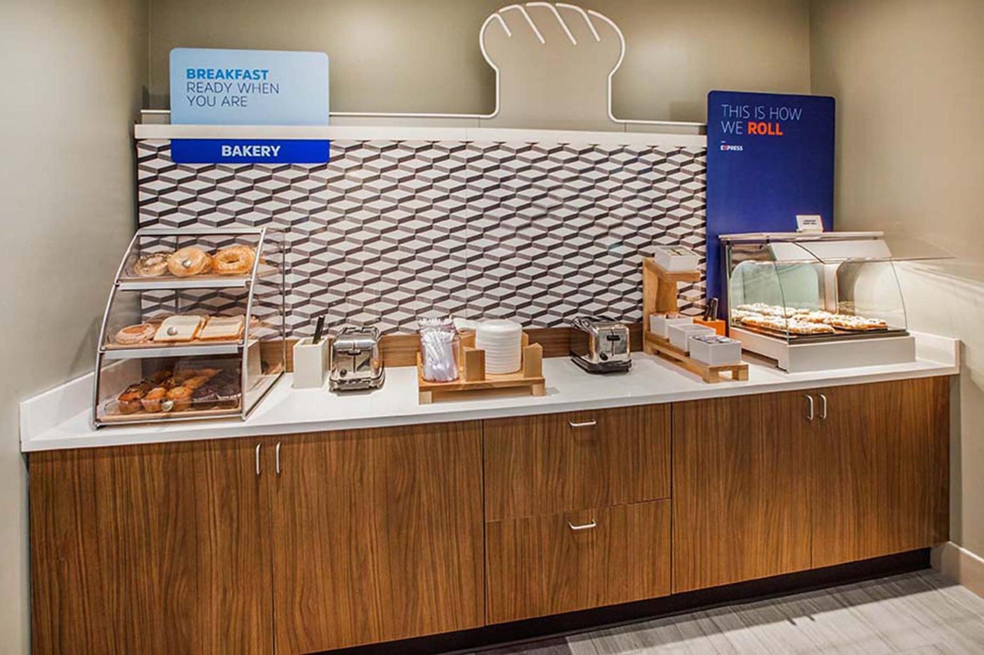 Holiday Inn Express & Suites - Toronto Airport South By Ihg エクステリア 写真