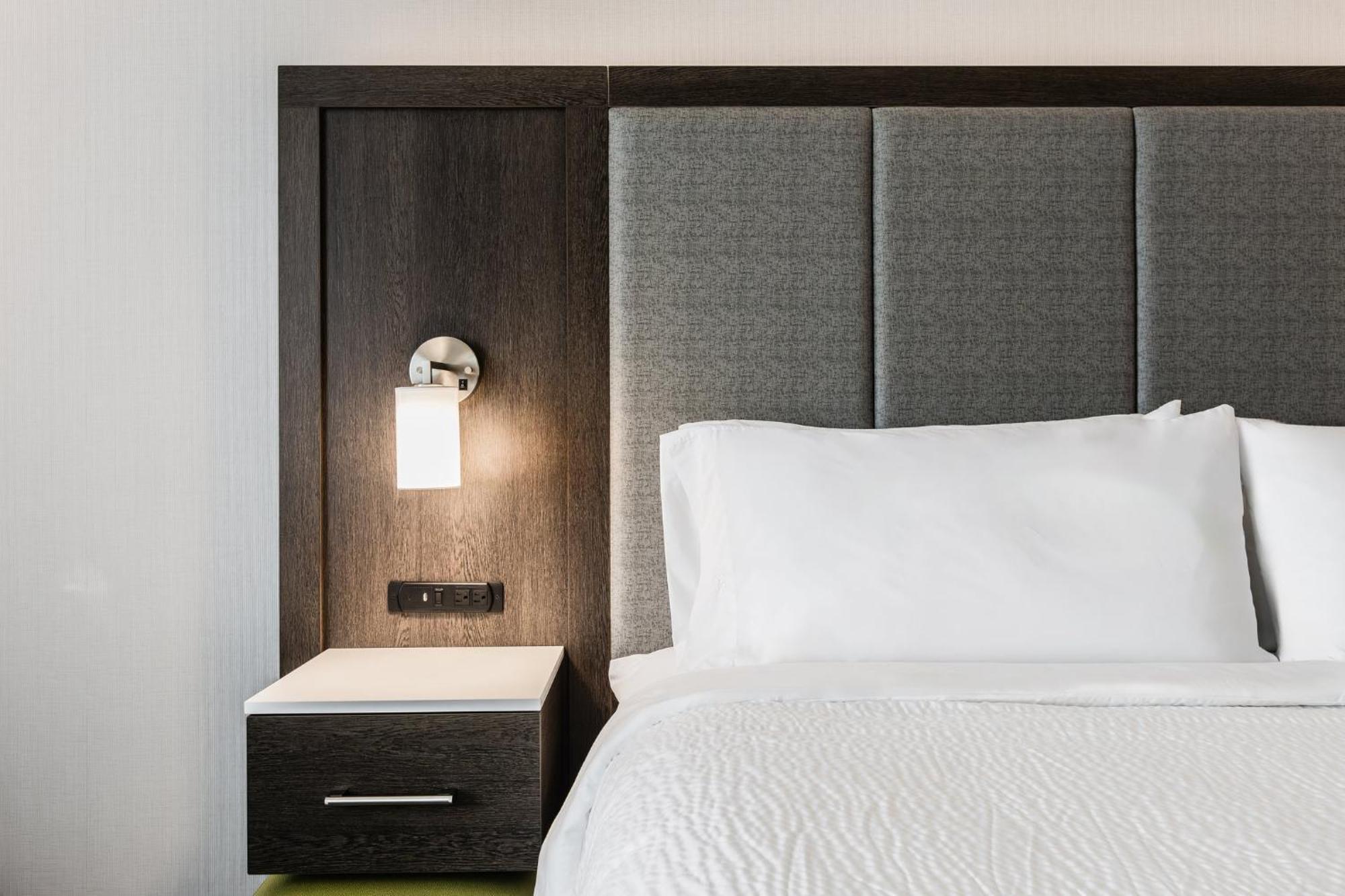 Holiday Inn Express & Suites - Toronto Airport South By Ihg エクステリア 写真