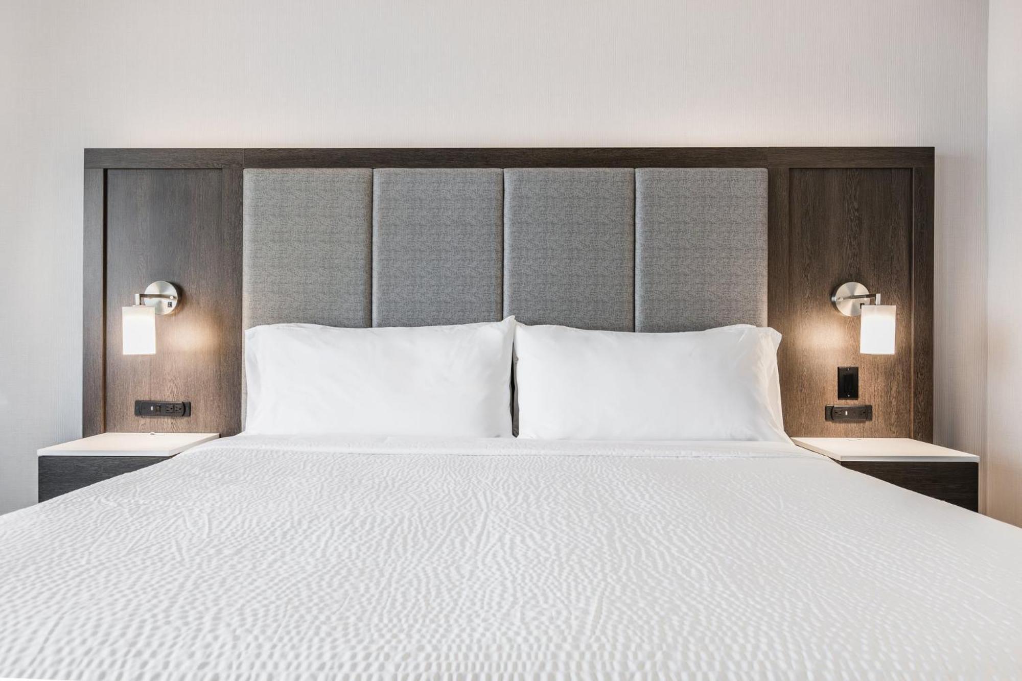 Holiday Inn Express & Suites - Toronto Airport South By Ihg エクステリア 写真