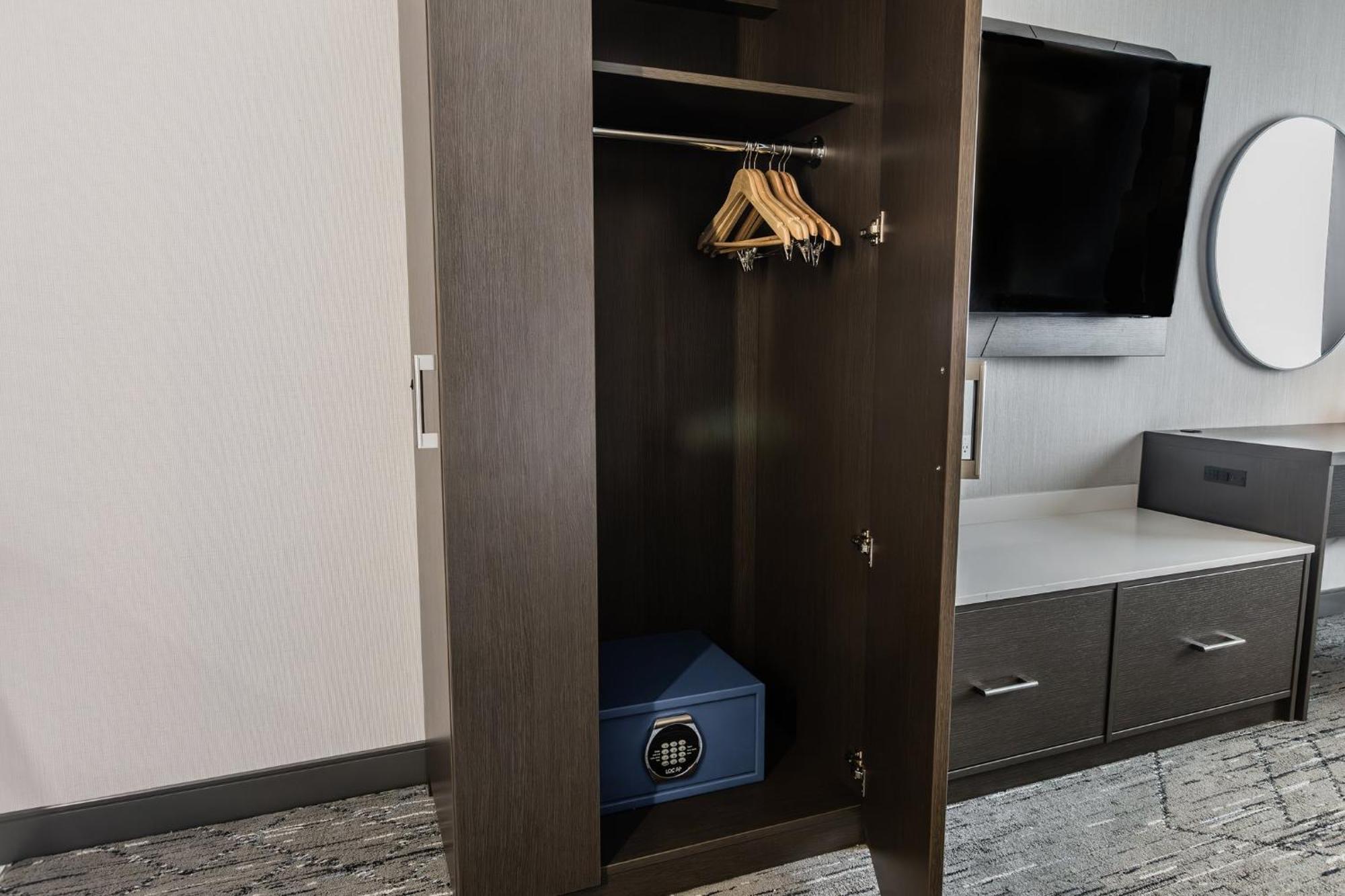 Holiday Inn Express & Suites - Toronto Airport South By Ihg エクステリア 写真