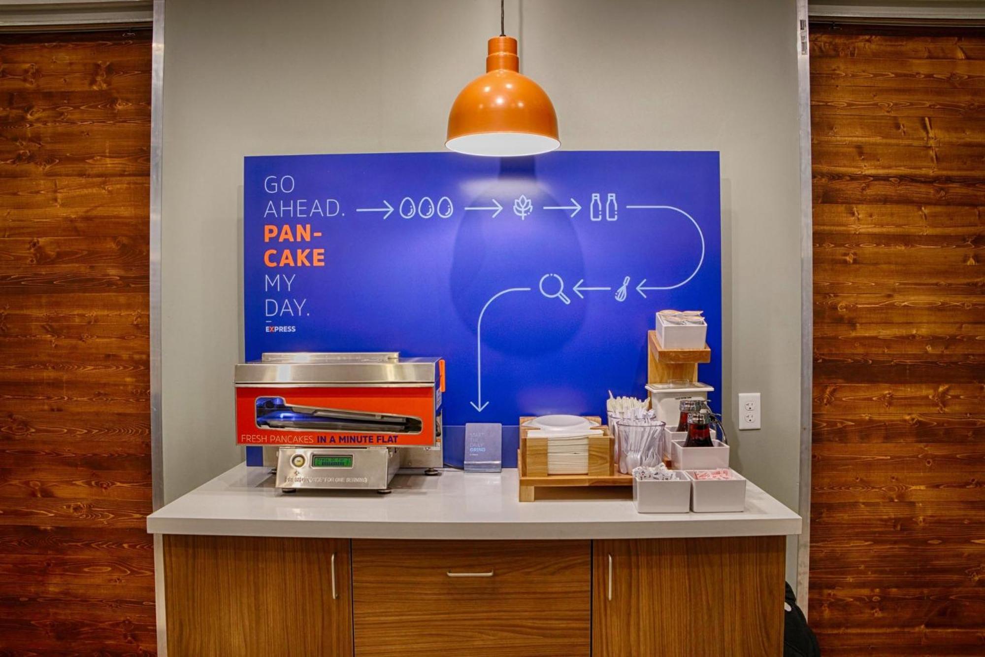 Holiday Inn Express & Suites - Toronto Airport South By Ihg エクステリア 写真